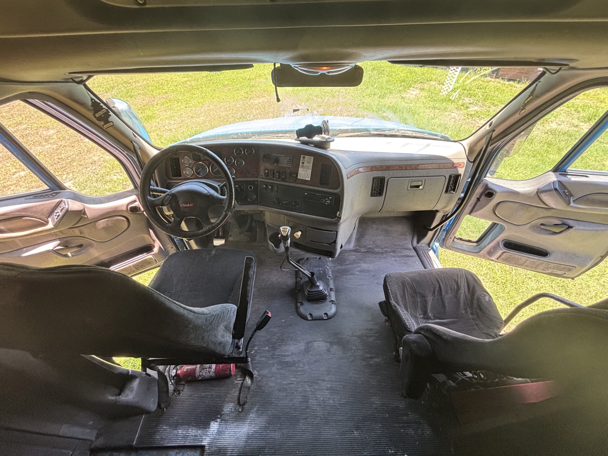 2010 Peterbilt 387 — view 3