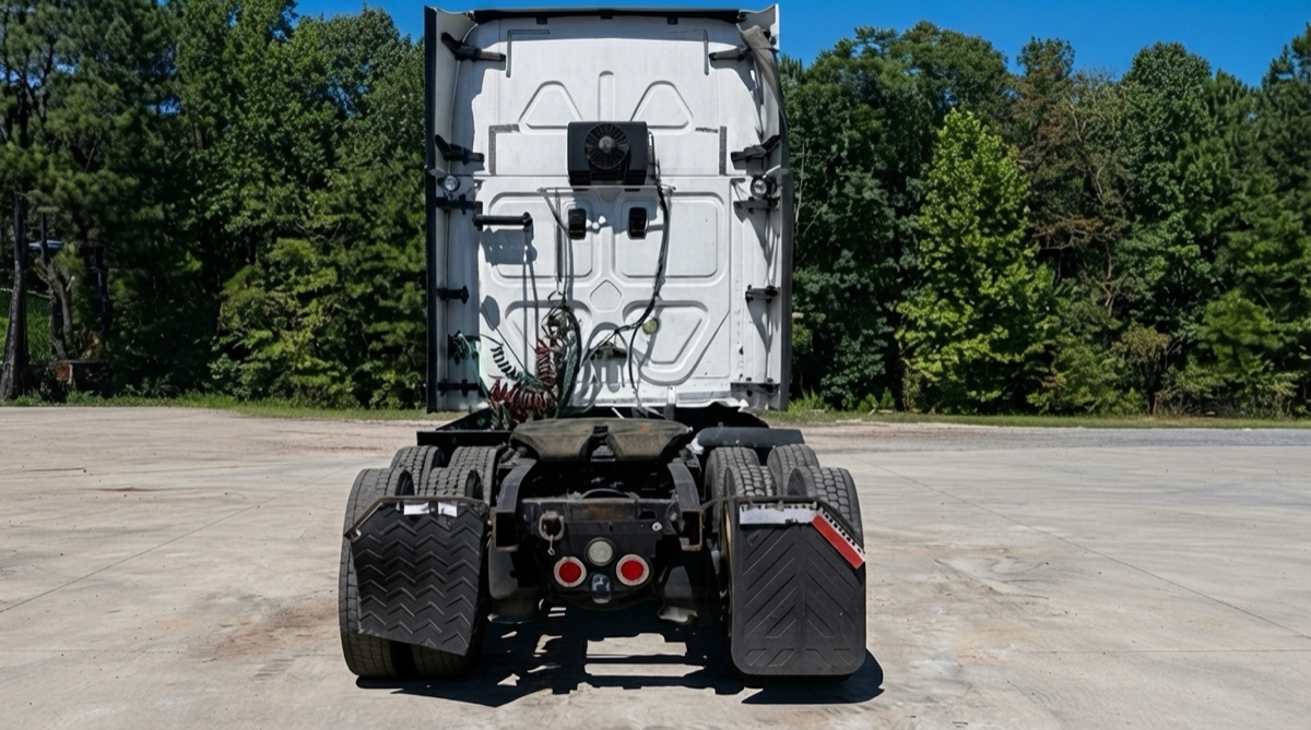 2013 Freightliner Cascadia — view 3